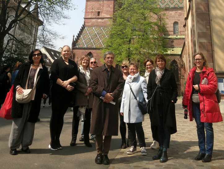 Účastníci zasedaní FEPEDA před katedrálou v Basileji