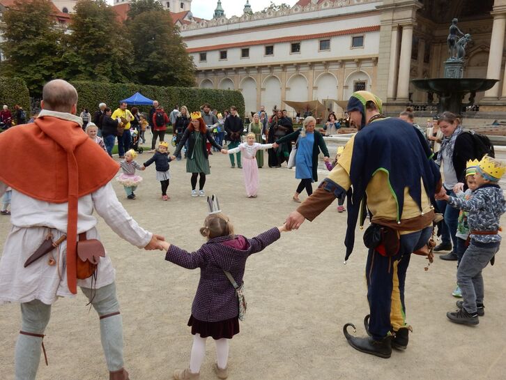 Společný tanec malých i velkých rytířů a královen