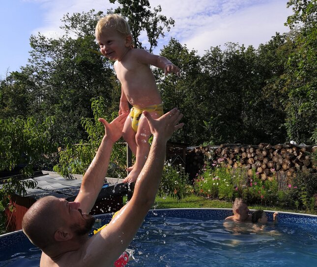 S tatínkem Honzou v bazénu