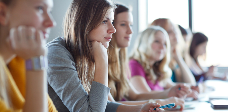 Středisko Teiresiás poskytuje neslyšícím studentům kromě tlumočení a přepisu i mnoho dalšího