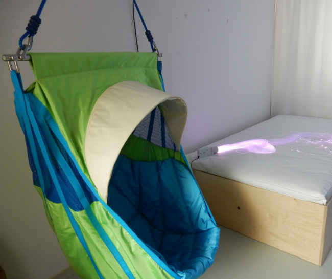 Terapeutická houpačka ve snoezelenu Centra pro dětský sluch Tamtam