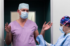 Jako jedni z prvních na světě jsme použili robotické rameno během operace kochleární implantace