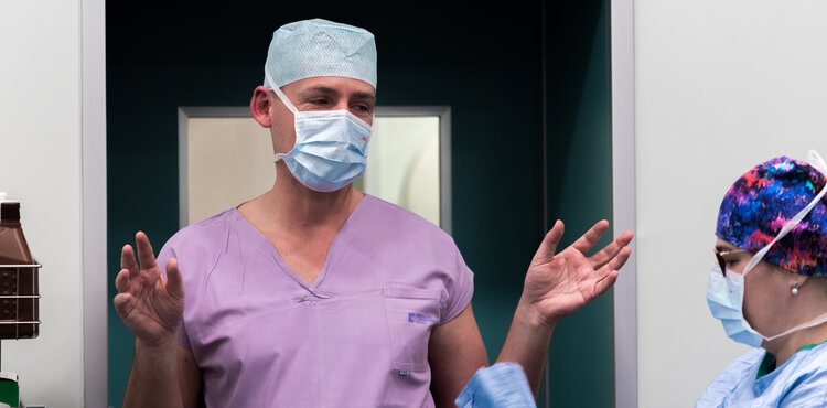 Jako jedni z prvních na světě jsme použili robotické rameno během operace kochleární implantace