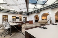 Tiskové konference poslaneckých klubů budou nově tlumočeny do českého znakového jazyka