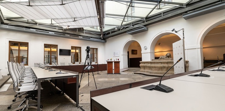 Tiskové konference poslaneckých klubů budou nově tlumočeny do českého znakového jazyka