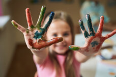 10 nejčtenějších článků roku 2025 o neslyšících, jejich rodinách a odbornících