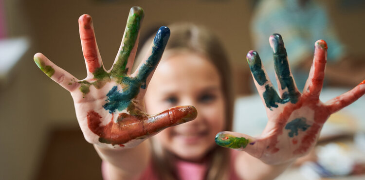 10 nejčtenějších článků roku 2025 o neslyšících, jejich rodinách a odbornících