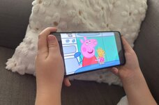 Prasátko Peppa: bratříček Tom používá sluchadlo