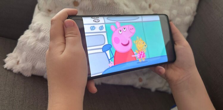 Prasátko Peppa: bratříček Tom používá sluchadlo