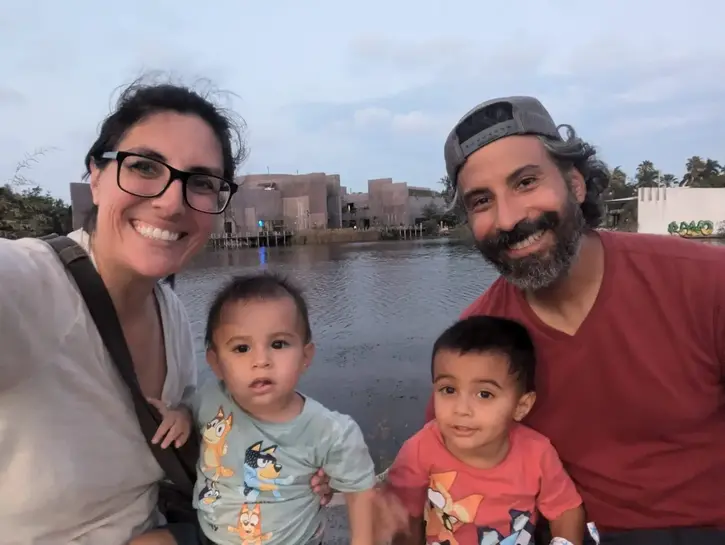 Dva chlapci narození brzy po sobě jsou již tak náročnou výchovnou výzvou a Sofiina ztráta sluchu a zraku přidává na komplexnosti, ale rodina se přizpůsobuje pomocí znakového jazyka a dalších pomůcek.