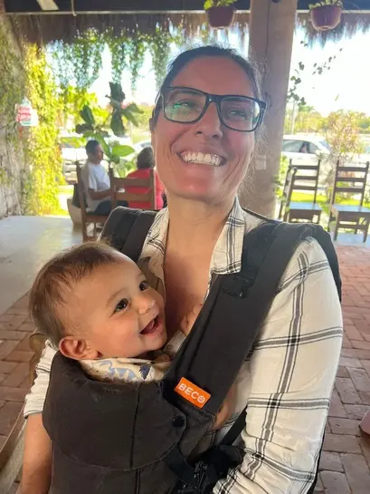 Znakový jazyk se stal tajným kódem jejich rodiny a způsobem, jak se snadno dorozumět, když všichni špatně slyší, například v rušné dětské herně.