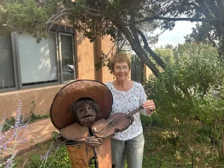 Dnes jednaosmdesátiletá Pam pózuje u sochy hudebníka mariachi, která stojí před budovou, kde kdysi sídlila její houslová škola v Novém Mexiku. Dnes jednaosmdesátiletá Pam pózuje u sochy hudebníka mariachi, která stojí před budovou, kde kdysi sídlila její houslová škola v Novém Mexiku.