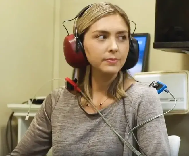 Nicolle říká, že tahle fotka je „ze začátků, kdy jsem prakticky bydlela v ordinaci audiologa“. Nicolle říká, že tahle fotka je „ze začátků, kdy jsem prakticky bydlela v ordinaci audiologa“.