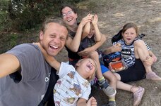 Kromě člověka bez rukou se základy znakového jazyka může naučit každý
