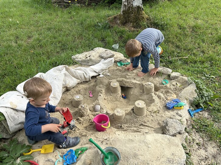 Kluci doma na pískovišti Kluci doma na pískovišti